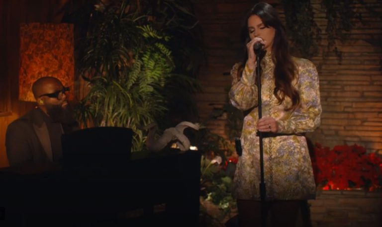 Lana Del Rey Performs “Unchained Melody” LIVE