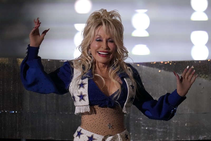 Dolly Parton's Halftime Extravaganza: Rocking AT&T Stadium with Country Classics