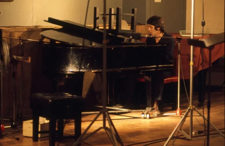 Paul McCartney will release ‘One Hand Clapping’ for the first time, the live album with the Wings