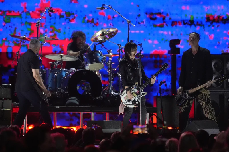 Nirvana’s Dave Grohl, Krist Novoselic, and Pat Smear perform at Fire Aid with special guests.