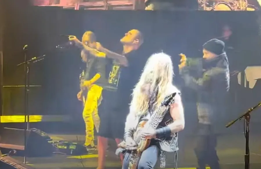 Bruce Dickinson and Pantera performing “Walk” live in Paris