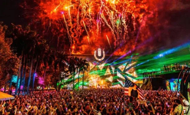 Ultra Miami 2025 main stage crowd