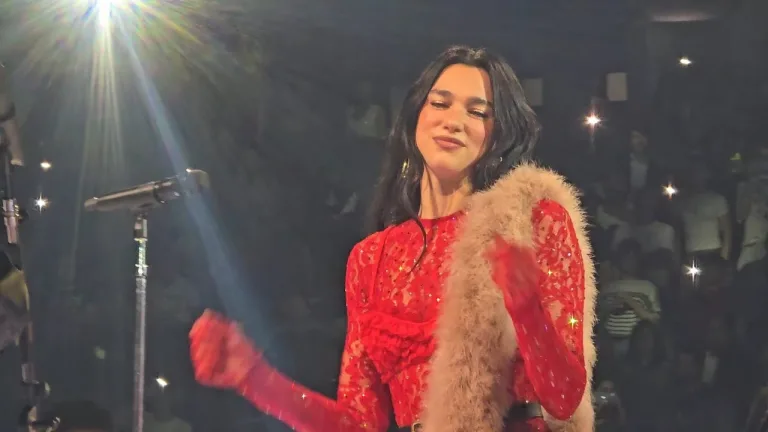 Dua Lipa sings Hero in Spanish during Madrid concert 2025