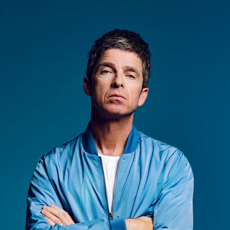 Noel Gallagher and Mantra of the Cosmos performing Domino Bones