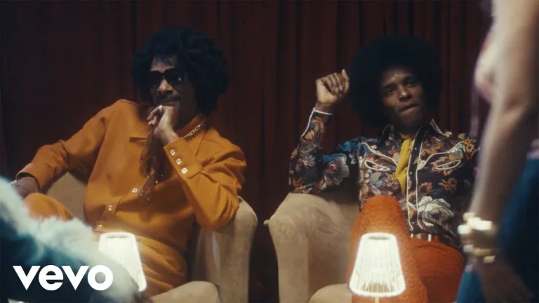 Snoop Dogg and Akeem Ali in You Want My All video
