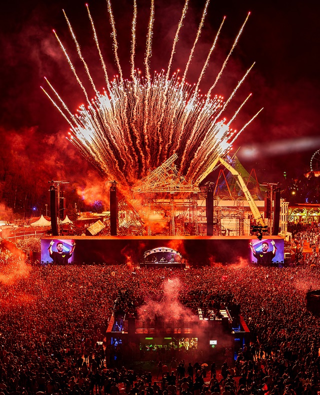Massive crowd at Tomorrowland festival with fireworks