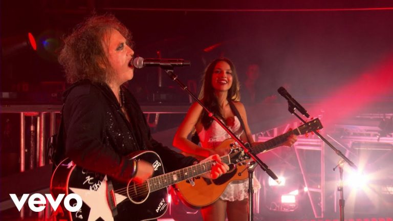 Olivia Rodrigo and Robert Smith singing together at Glastonbury
