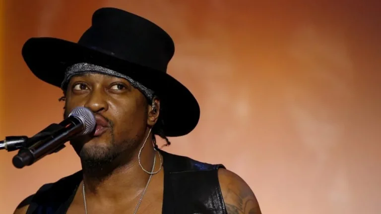 D’Angelo performing live — Neo-soul legend remembered