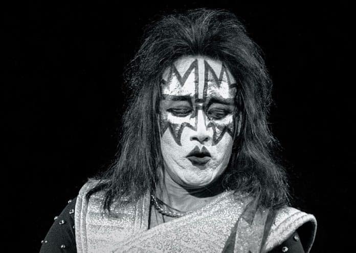 Ace Frehley live onstage with Les Paul and smoke effects (alt text: “Ace Frehley performing live with KISS in the 1970s”)