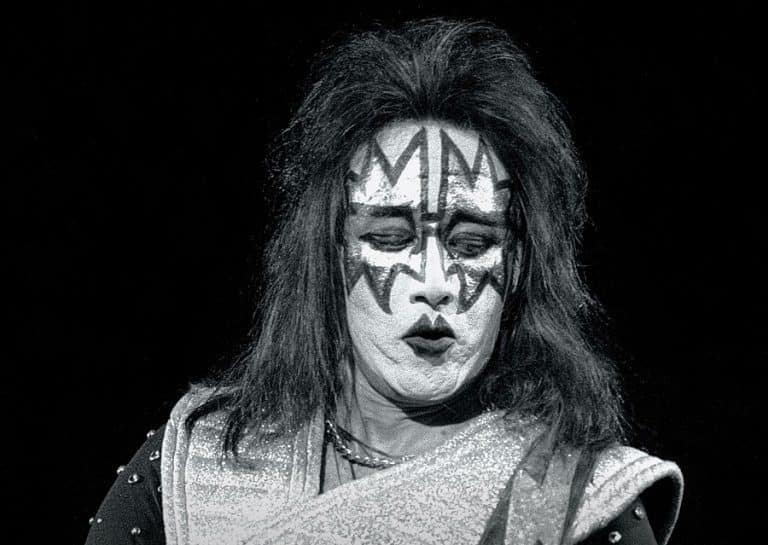 Ace Frehley live onstage with Les Paul and smoke effects (alt text: “Ace Frehley performing live with KISS in the 1970s”)