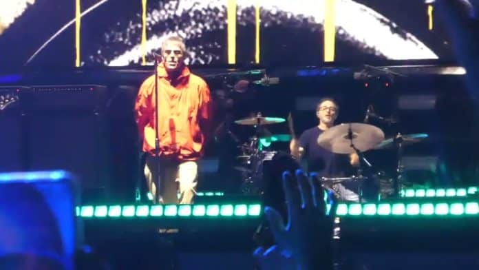 Oasis and Primal Scream honor late bassist Gary Mani Mounfield onstage